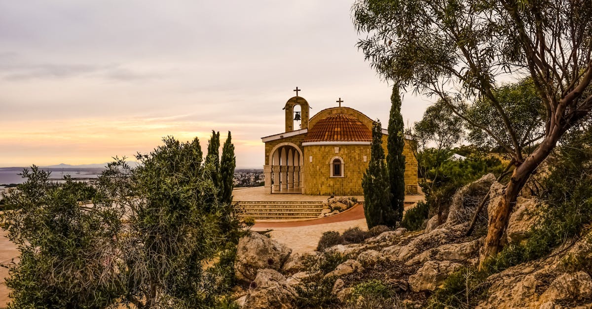 découvrez chypre, l'île méditerranéenne au riche patrimoine historique, aux plages de rêve et à la culture vibrante. explorez ses villages pittoresques, savourez une cuisine délicieuse, et laissez-vous séduire par ses paysages à couper le souffle.