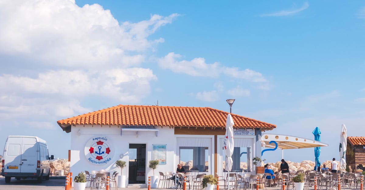 découvrez chypre, une île méditerranéenne connue pour ses plages de sable doré, son riche patrimoine historique et sa délicieuse cuisine. explorez ses paysages pittoresques, ses sites archéologiques fascinants et plongez dans la culture chypriote. parfait pour des vacances enchanteuses!